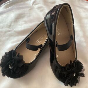 Like New little girls size 5 black Patent Leather shoes with flower bow and gem